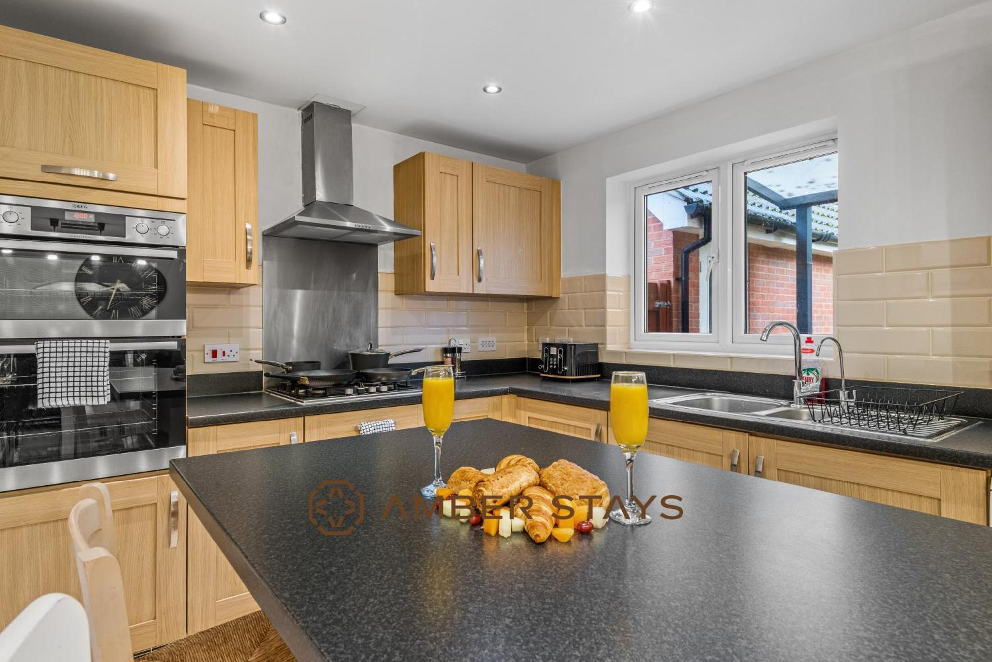 Spacious 5 Bed House In Reading By Amber Stays, Perfect For Business & Contractors, Sleeps 12! Buitenkant foto