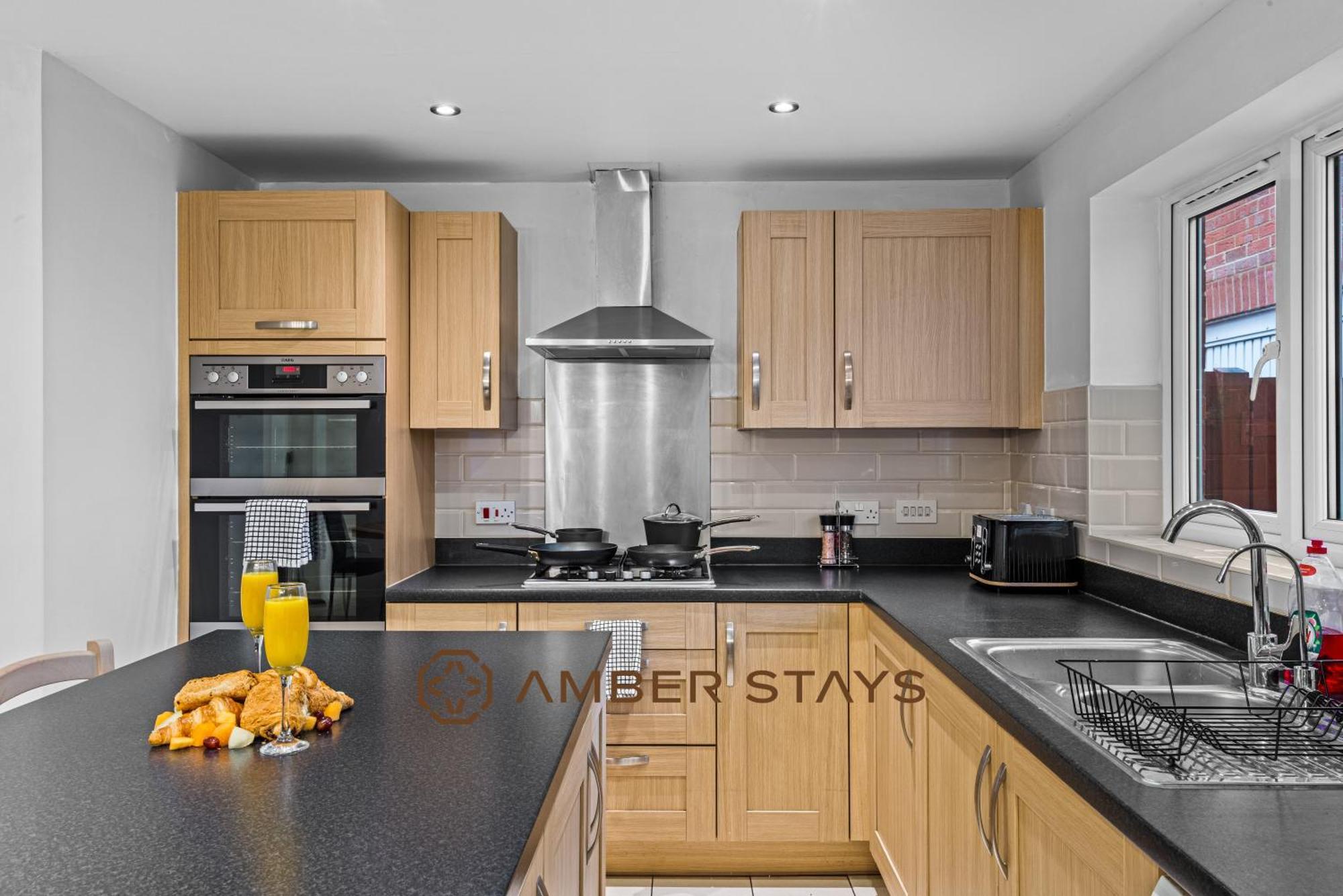 Spacious 5 Bed House In Reading By Amber Stays, Perfect For Business & Contractors, Sleeps 12! Buitenkant foto