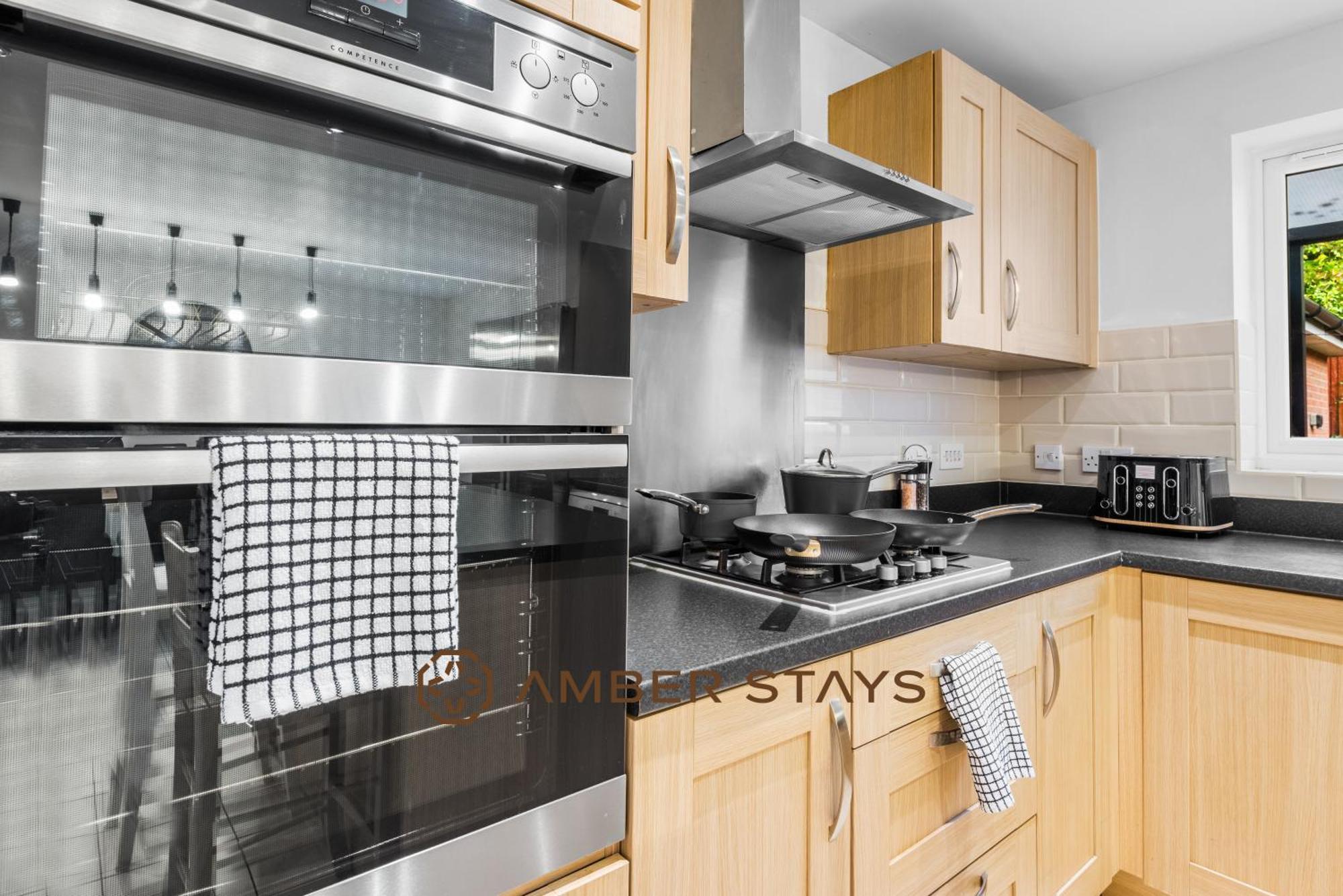 Spacious 5 Bed House In Reading By Amber Stays, Perfect For Business & Contractors, Sleeps 12! Buitenkant foto